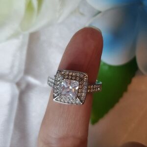 Elegant Silver Princess-Cut Women's Ring Size 6